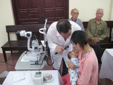 Gần 400 bệnh nhân được khám, tư vấn các bệnh về mắt miễn phí - ảnh 5