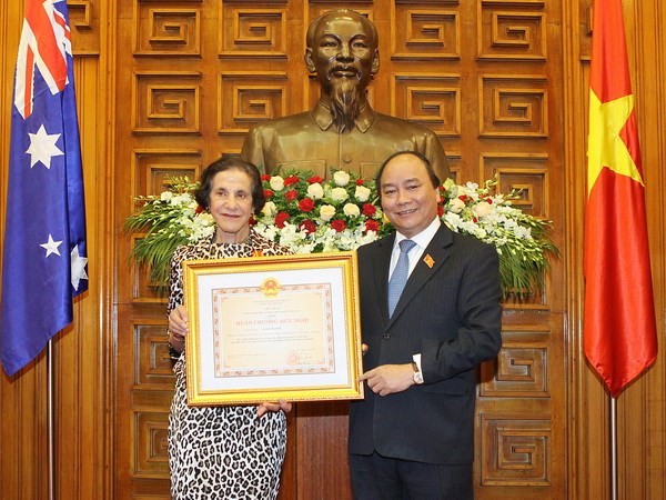 Phó Thủ tướng Nguyễn Xuân Phúc trao Huân chương Hữu nghị tặng Thống đốc bang New South Wales  - ảnh 1