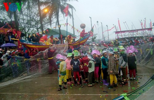 Lễ cầu ngư thị trấn Thuận An thu hút đông đảo du khách và người dân - ảnh 1