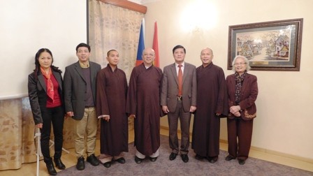 Hội Phật tử Việt Nam tại Cộng hòa Séc thăm Đại sứ quán - ảnh 4