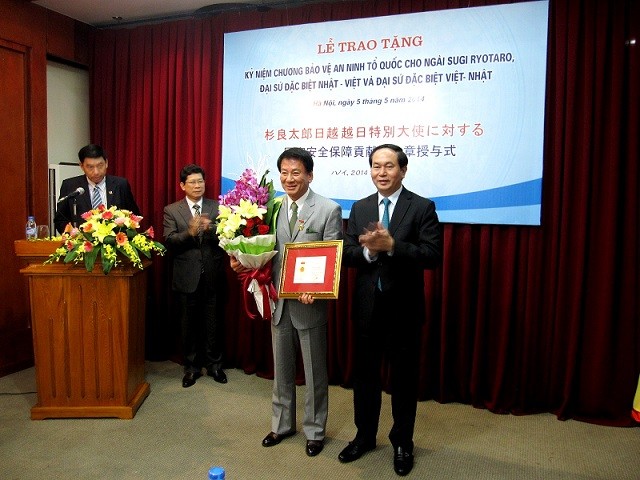 Trao Kỷ niệm chương  cho Đại sứ đặc biệt Việt Nam – Nhật Bản và Đại sứ Nhật Bản - Việt Nam - ảnh 1