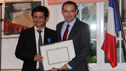 Đại sứ Pháp trao Huân chương Quốc công tặng Tổng giám đốc Đài Truyền hình Việt Nam  - ảnh 1