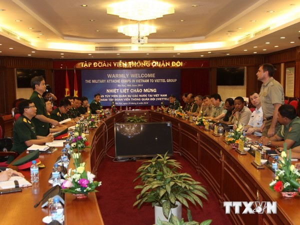 Tùy viên Quân sự các nước tại Việt Nam thăm Tập đoàn Viễn thông Quân đội (Viettel) - ảnh 1