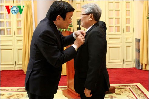 Trao huy hiệu 55 tuổi đảng  cho nguyên Chủ tịch nước Trần Đức Lương - ảnh 1