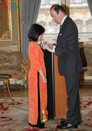 Nhà Ngoại giao Việt Nam nhận huân chương công trạng của Pháp - ảnh 1