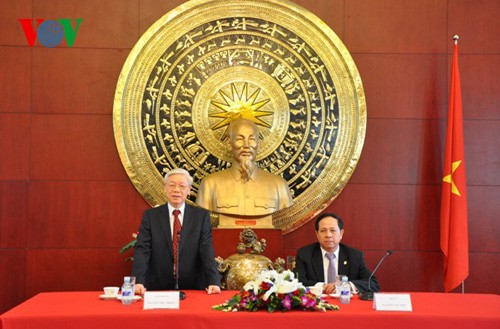 Tổng Bí thư Nguyễn Phú Trọng nói chuyện với cán bộ Đại sứ quán và đại diện kiều bào tại Trung Quốc  - ảnh 1