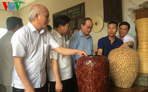 Chủ tịch UBTW MTTQ Việt Nam Nguyễn Thiện Nhân khảo sát làng nghề Gốm Phù Lãng, Bắc Ninh - ảnh 1