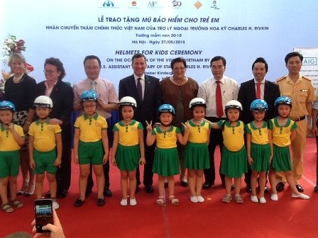 Quỹ AIP trao tặng mũ bảo hiểm cho trẻ em Việt Nam - ảnh 1