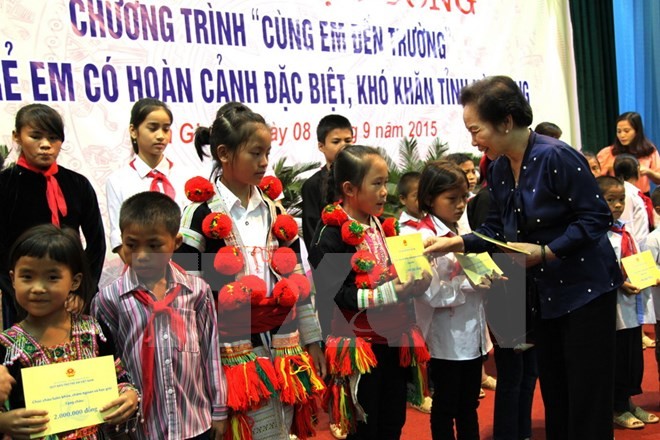 Trao tặng học bổng “Cùng em đến trường” cho trẻ em có hoàn cảnh đặc biệt khó khăn tại tỉnh Hà Giang - ảnh 1