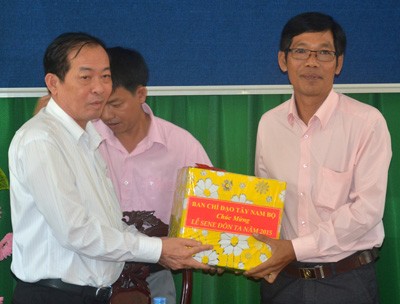 Ban chỉ đạo Tây Nam Bộ thăm, tặng quà sư sãi, gia đình chính sách Khmer nhân lễ Sene Dolta - ảnh 1