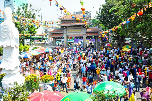 Người dân thành phố Hồ Chí Minh đầu năm lễ chùa - ảnh 1