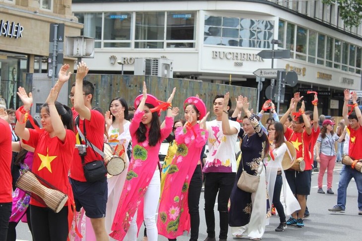 Người Việt tham gia Lễ hội văn hóa tại Đức - ảnh 6