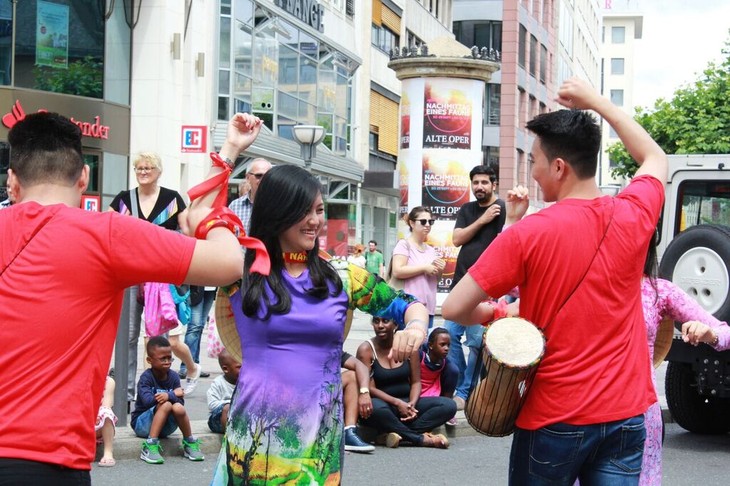 Người Việt tham gia Lễ hội văn hóa tại Đức - ảnh 7