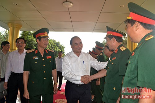 Thủ tướng Nguyễn Xuân Phúc dâng hương tưởng nhớ Chủ tịch Hồ Chí Minh, thăm, làm việc với Quân khu 4 - ảnh 1