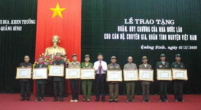 Trao Huân, Huy chương của Lào tặng cán bộ, chuyên gia và quân tình nguyện Việt Nam - ảnh 1
