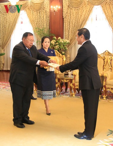 Đại sứ Việt Nam Nguyễn Bá Hùng trình quốc thư lên Chủ tịch nước CHDCND Lào  - ảnh 1