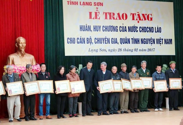 Trao tặng huân, huy chương của Lào cho cán bộ, chuyên gia, quân tình nguyện Việt Nam  - ảnh 1