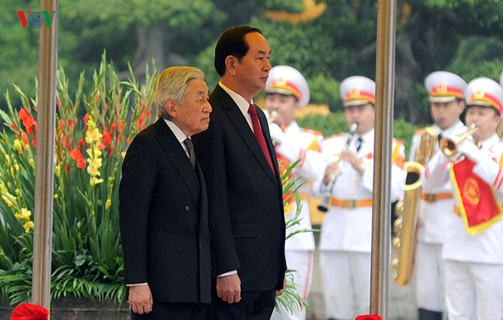 Chủ tịch nước Trần Đại Quang chủ trì lễ đón và hội kiến Nhà vua và Hoàng hậu Nhật Bản Akihito - ảnh 2