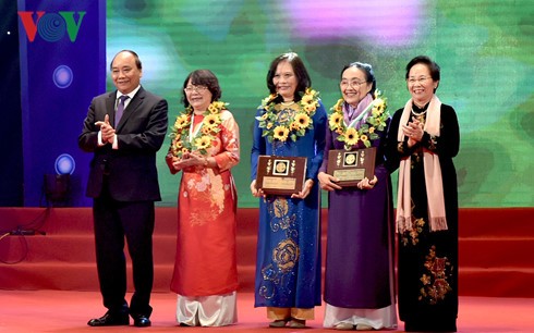 Thủ tướng Nguyễn Xuân Phúc nêu 7 giải pháp thực hiện bình đẳng giới ở Việt Nam  - ảnh 1
