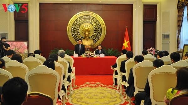 Phó Thủ tướng, Bộ trưởng Ngoại giao Phạm Bình Minh thăm Đại sứ quán Việt Nam tại Trung Quốc - ảnh 1