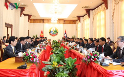 Thủ tướng Nguyễn Xuân Phúc hội đàm với Thủ tướng CHDCND Lào Thongloun Sisoulith.  - ảnh 1