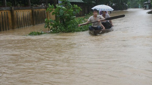 การช่วยเหลือผู้ประสบภัยน้ำท่วมภาคกลางตอนบนของเวียดนาม - ảnh 2