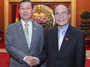 ท่านเหงวียนซิงห์หุ่งประธานรัฐสภาให้การต้อนรับ  ท่านสุรชัย เลี้ยงบุญเลิศชัยรองประธานวุฒิสภาคนที่หนึ่งของไทย - ảnh 1