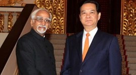 ผู้นำพรรคและรัฐบาลเวียดนามให้การต้อนรับรองประธานาธิบดีอินเดีย - ảnh 2
