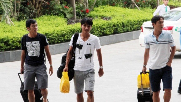 แฟนฟุตบอลชาวเวียดนามใจจดใจจ่อรอต้อนรับทีมปืนใหญ่อาร์เซน่อล - ảnh 2