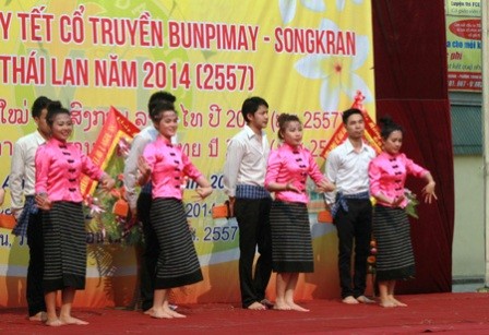 เทศกาลปีใหม่ของลาวและไทยสำหรับนักศึกษาของสองประเทศ - ảnh 1