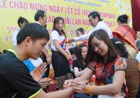 เทศกาลปีใหม่ของลาวและไทยสำหรับนักศึกษาของสองประเทศ - ảnh 2