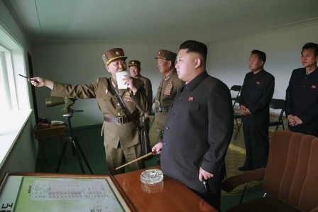 นายกิม จอง อึน ผู้นำสาธารณรัฐประชาธิปไตยประชาชนเกาหลีลงพื้นที่ตรวจสอบการซ้อมรบ - ảnh 1