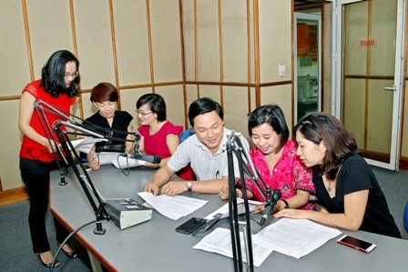 พบปะกับผู้สื่อข่าวสถานีวิทยุเวียดนามที่ได้รับรางวัล  หนังสือพิมพ์แห่งชาติ - ảnh 1