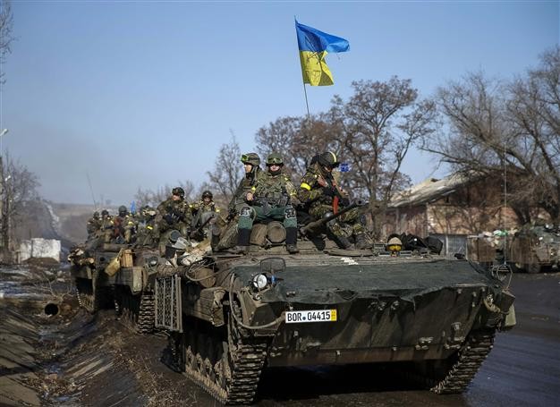 Ukraine death toll grows after fragile peace deal signed  - ảnh 1