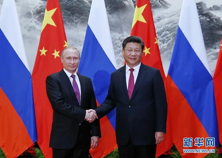 China, Russia sign over 30 cooperative deals - ảnh 1