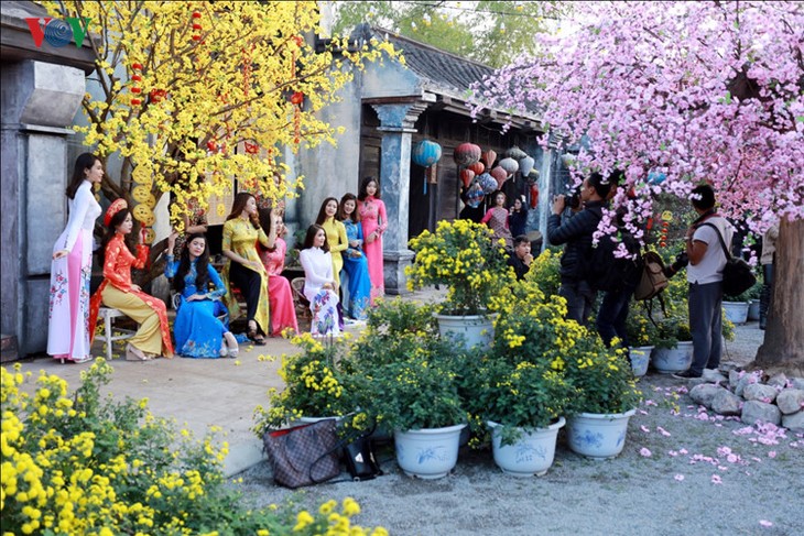 Hanoians visit flower villages as Tet holiday nears - ảnh 6