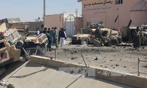 Car bomb attack kills 13 in Afghanistan  - ảnh 1