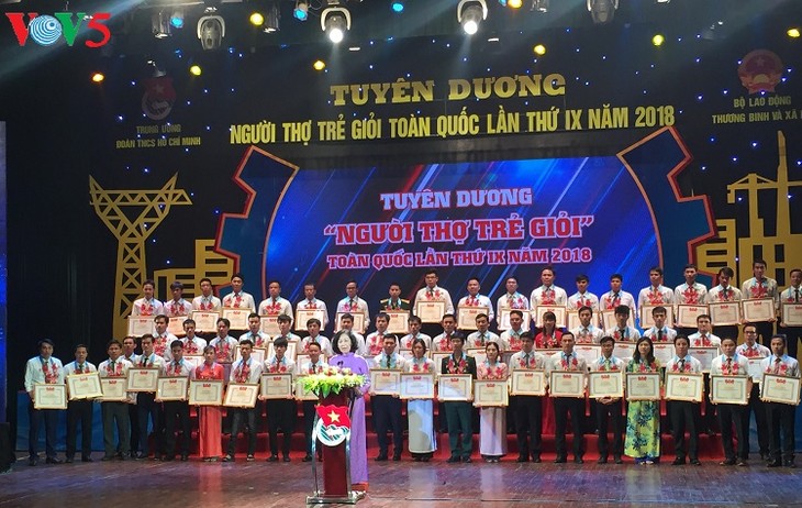 Outstanding young workers awarded - ảnh 1