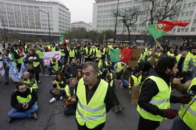 Yellow vest protest movement spreads to UK, Portugal  - ảnh 1