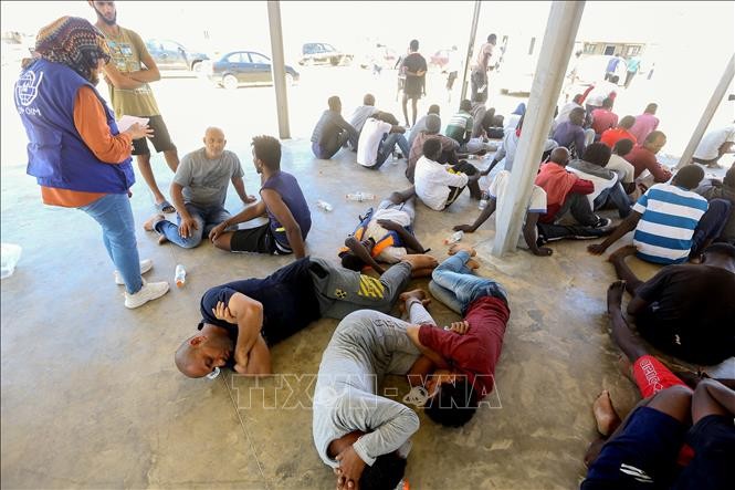 Libyan navy rescues 383 illegal immigrants off western coast - ảnh 1
