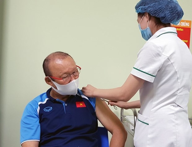 Members of national men’s football team receive COVID-19 vaccinations - ảnh 1