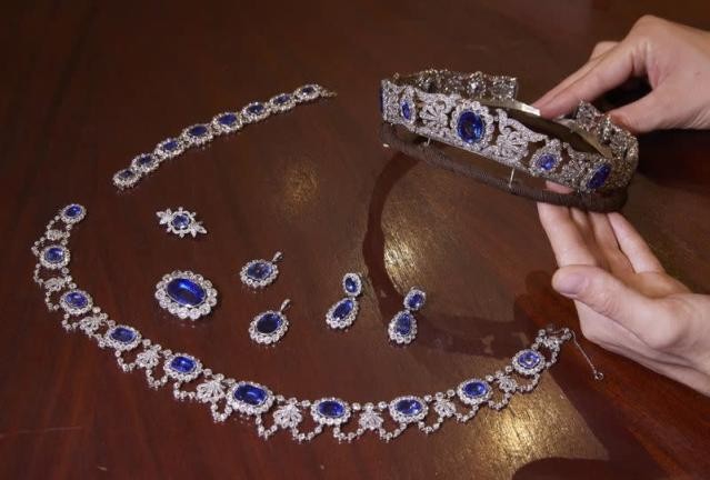 Jewels given to Napoleon's adoptive daughter on sale at Christie's next week - ảnh 1