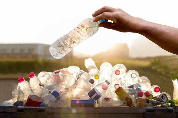 Vietnam to significantly cut use of single-use plastics - ảnh 1
