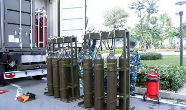 Military forces set up mobile oxygen production stations in HCM City - ảnh 1