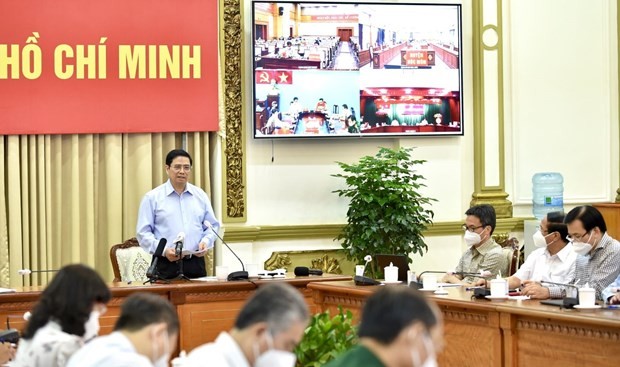 PM requests sufficient supply of essentials, strict disease control measures in HCM city - ảnh 1