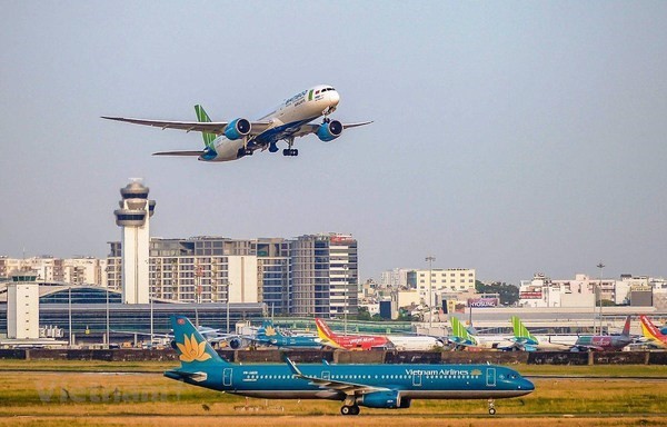 Vietnam stops selling domestic flight tickets - ảnh 1