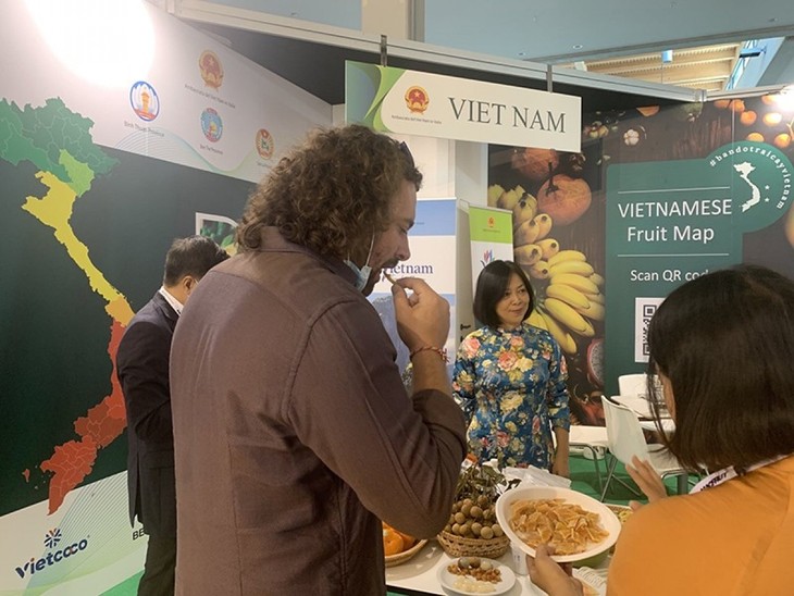 Vietnamese fruits showcased at Macfrut 2021 in Italy - ảnh 5