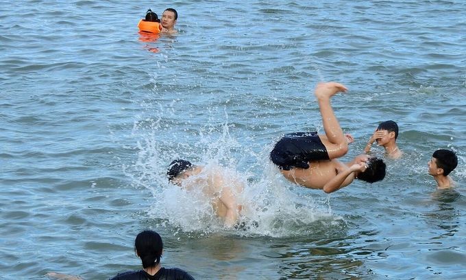 Ha Long reopens public beaches, outdoor sports activities - ảnh 1
