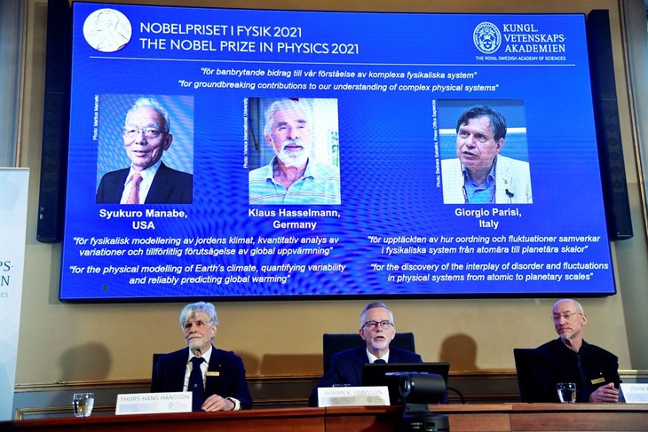 Trio win physics Nobel for work deciphering chaotic climate  - ảnh 1