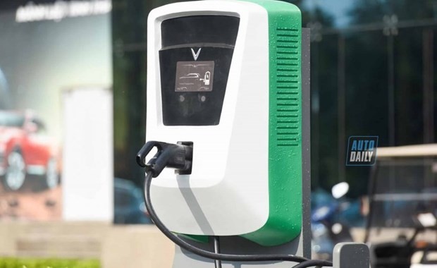 VinFast partners with French firm in developing vehicle charging stations - ảnh 1